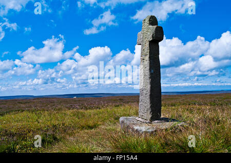 Il vecchio Ralph Croce, una croce medievale alta sul Westerdale Moor, da Blakey Ridge, North York Moors, Yorkshire Regno Unito Foto Stock