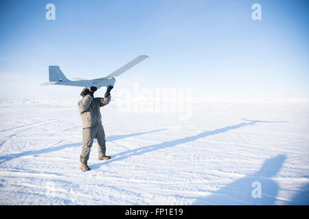 Un soldato si prepara a lanciare un drone durante il multi-nazionale militare l'ICEX 2016 esercizio 13 marzo 2016 nel circolo polare artico. L'ICEX 2016 è una di cinque settimane di esercizio progettata per la ricerca, testare e valutare le capacità operative nella regione Foto Stock