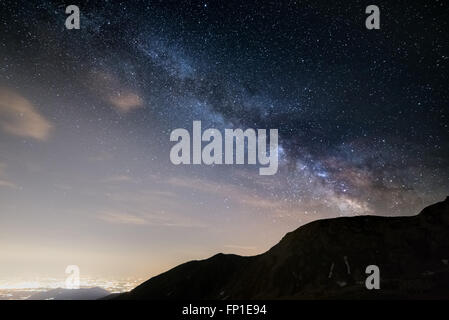 La straordinaria bellezza e la chiarezza della Via Lattea e il cielo stellato catturate da alta quota in estate sulle Alpi wit Foto Stock