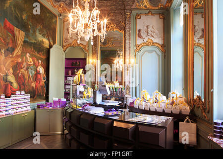 La famosa in tutto il mondo "Cioccolato Linea' store all'interno di un ex palazzo reale alla strada principale dello shopping di 'La Meir' ad Anversa, in Belgio Foto Stock