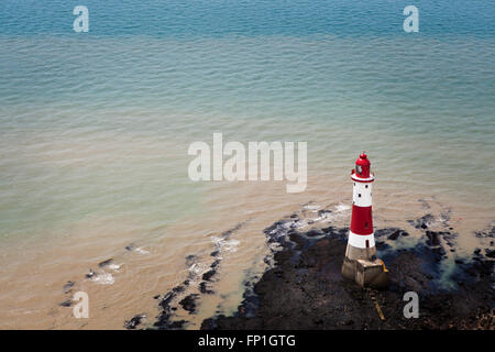 BEACHY HEAD, SUSSEX/UK - 11 maggio : il faro in bassa marea a Beachy Head nel Sussex su 11 Maggio 2014 Foto Stock