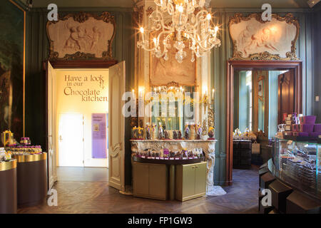 La famosa in tutto il mondo "Cioccolato Linea' store all'interno di un ex palazzo reale alla strada principale dello shopping di 'La Meir' ad Anversa, in Belgio Foto Stock