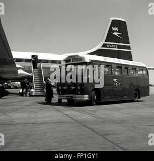 Degli anni Cinquanta, Aeroporto di Londra. Foto storiche, BOAC un bus navetta vi attende accanto al velivolo per raccogliere i suoi passeggeri. Foto Stock