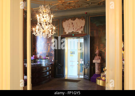 La famosa in tutto il mondo "Cioccolato Linea' store all'interno di un ex palazzo reale alla strada principale dello shopping di 'La Meir' ad Anversa, in Belgio Foto Stock