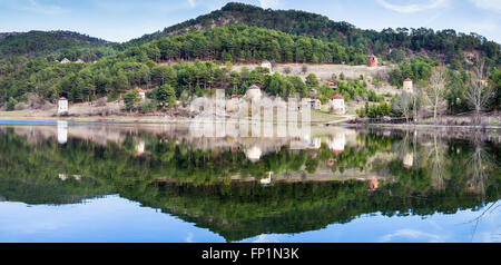 Vista panoramica di mulini a vento in pietra e foresta riflessione sull'acqua. Cubuk lago vicino a Goynuk provincia di Bolu in Turchia. Foto Stock