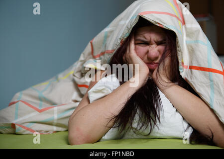 Donna con coperta sotto la testa Foto Stock