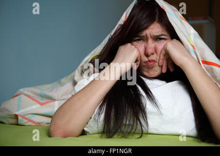 Donna con coperta sotto la testa Foto Stock