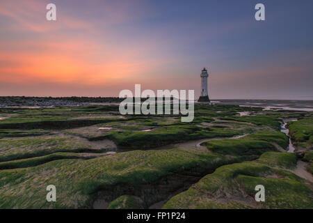 New Brighton Pesce persico Rock lighthouse rocce al tramonto sulla spiaggia balneare sul mare Foto Stock