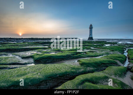 New Brighton Lighthouse Sunset beach rocce Wirral coast Foto Stock