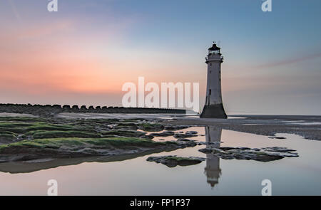 New Brighton Lighthouse riflessioni mare spiaggia Wirral sabbia al tramonto Foto Stock