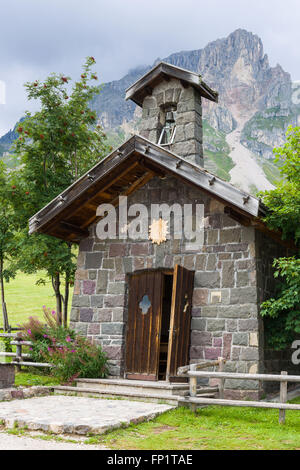 Chiesetta situata nelle Dolomiti, al Passo San Pellegrino Foto Stock