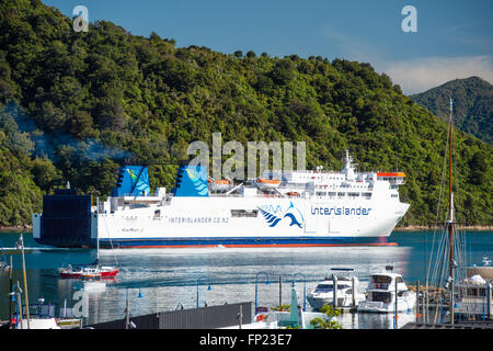 PICTON, NUOVA ZELANDA - Dic 14, 2015: Interisander's stretto di Cook traghetto parte dal porto di Picton. Foto Stock