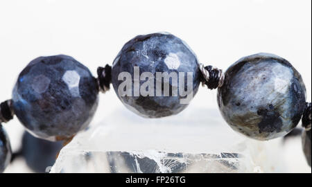 Collana dal grigio labradorite pietra preziosa close up Foto Stock