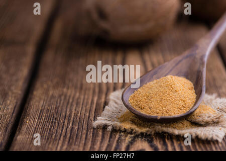 Porzione di golden Zucchero di cocco (messa a fuoco selettiva) sull'annata sullo sfondo di legno Foto Stock