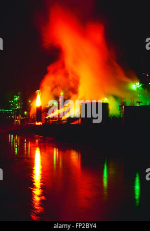 Vista notturna della raffineria di petrolio; ALLEGHENY RIVER; WARREN, PENNSYLANIA, STATI UNITI D'AMERICA Foto Stock