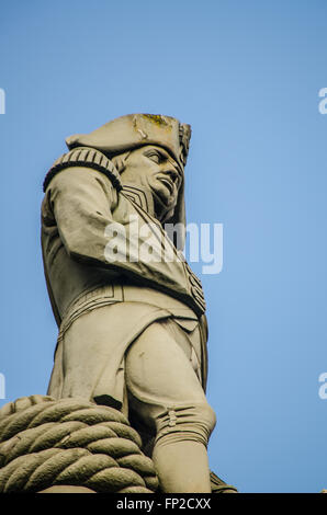 Cima del monumento della colonna di Nelson a Trafalgar Square, nel centro di Londra, costruito per commemorare l'ammiraglio Horatio Nelson. Cielo blu Foto Stock