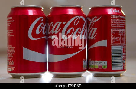 Una lattina di Coca Cola. Il bilancio 2016 ha introdotto una tassa di zucchero che influirà sulle bevande analcoliche contenenti zucchero. Foto Stock