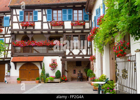 Tipiche case a graticcio, Eguisheim, Alsazia, Haut Rhin, Francia Foto Stock