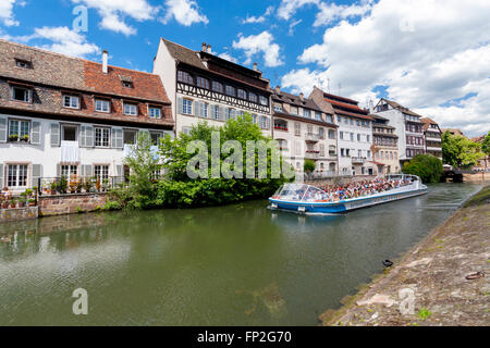 Tipiche case a graticcio lungo il fiume Ill nella Petite France Strasburgo, Alsazia, Francia Foto Stock