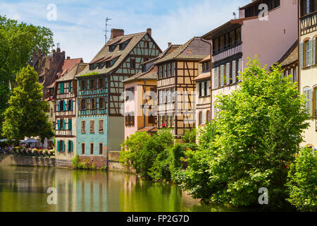 Tipiche case a graticcio lungo il fiume Ill nella Petite France Strasburgo, Alsazia, Francia Foto Stock