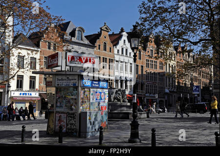 Marche aux Herbes venditore giornale vicino alla Grand Place,Bruxelles,Belgio Foto Stock