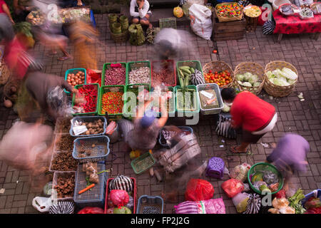 Asia Indonesia Bali. Ubud la mattina presto il mercato con fiori,mercato di frutta e verdura, Bali. Foto Stock