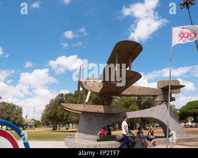 Statua della Fairey III "Santa Cruz" che ha attraversato l Atlantico nel 1923, e la marina portoghese il primo aereo a Belem Foto Stock