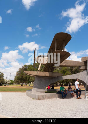 Statua della Fairey III "Santa Cruz" che ha attraversato l Atlantico nel 1923, e la marina portoghese il primo aereo a Belem Foto Stock