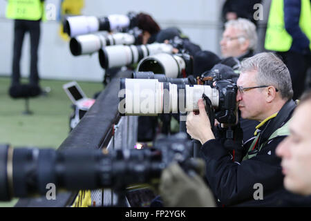 I fotografi di calcio al lavoro durante la UEFA Europa League round di gioco 16 FC Shakhtar Donetsk vs RSC Anderlecht Foto Stock