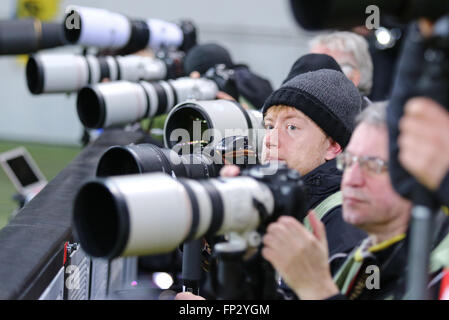 I fotografi di calcio al lavoro durante la UEFA Europa League round di gioco 16 FC Shakhtar Donetsk vs RSC Anderlecht Foto Stock