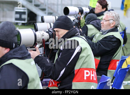 I fotografi di calcio al lavoro durante la UEFA Europa League round di gioco 16 FC Shakhtar Donetsk vs RSC Anderlecht Foto Stock