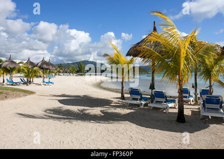 Spiaggia con palme e sedie a sdraio, Le Preskil Beach Resort, Mahebourg, Mauritius Foto Stock