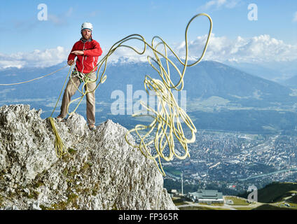 Scalatore sulla roccia di gettare una fune di arrampicata, dietro a Innsbruck, a nord delle Alpi, Tirolo, Austria Foto Stock