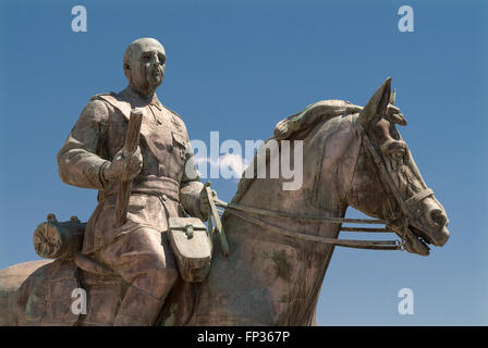 Statua equestre del dittatore Francisco Franco, rimossa dalla piazza centrale della sua città natale e ri-eretta a Ferrol Foto Stock