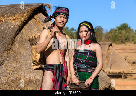 Phnong l uomo e la donna in costume tradizionale, minoranza etnica, essi Pnong, Bunong, Senmonorom, Sen Monorom, zone di Mondulkiri Provincia Foto Stock