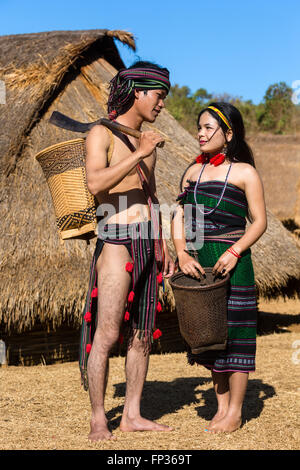 Phnong l uomo e la donna in costume tradizionale, minoranza etnica, essi Pnong, Bunong, Senmonorom, Sen Monorom, zone di Mondulkiri Provincia Foto Stock