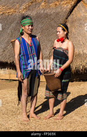 Phnong l uomo e la donna in costume tradizionale, minoranza etnica, essi Pnong, Bunong, Senmonorom, Sen Monorom, zone di Mondulkiri Provincia Foto Stock