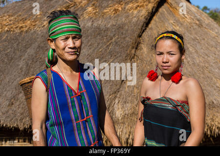Phnong l uomo e la donna in costume tradizionale, minoranza etnica, essi Pnong, Bunong, Senmonorom, Sen Monorom, zone di Mondulkiri Provincia Foto Stock