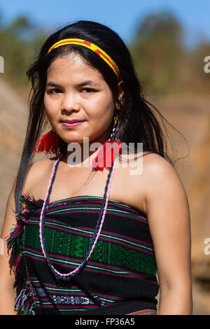 Phnong donna in costume tradizionale, minoranza etnica, essi Pnong, Bunong, Senmonorom, Sen Monorom, zone di Mondulkiri Provincia, Cambogia Foto Stock
