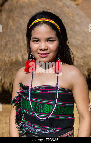 Phnong donna in costume tradizionale, minoranza etnica, essi Pnong, Bunong, Senmonorom, Sen Monorom, zone di Mondulkiri Provincia, Cambogia Foto Stock