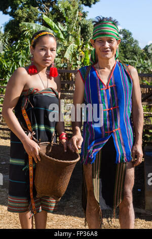 Phnong donna e uomo in costume tradizionale, minoranza etnica, essi Pnong, Bunong, Senmonorom, Sen Monorom, zone di Mondulkiri Provincia Foto Stock