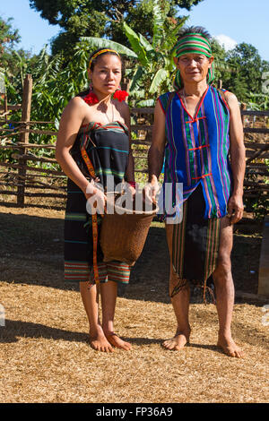 Phnong donna e uomo in costume tradizionale, minoranza etnica, essi Pnong, Bunong, Senmonorom, Sen Monorom, zone di Mondulkiri Provincia Foto Stock