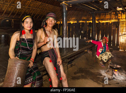 Phnong donna e uomo in costume tradizionale, minoranza etnica, essi Pnong, Bunong, Senmonorom, Sen Monorom, zone di Mondulkiri Provincia Foto Stock