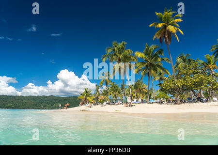 Spiaggia di sabbia a Cayo Levantado isola di fronte a Samana, Caraibi, Repubblica Dominicana Foto Stock