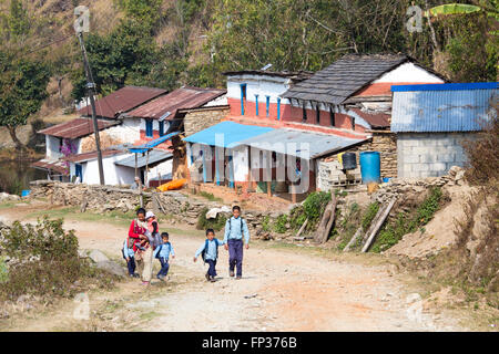 I bambini andare a scuola a piedi nelle colline sopra Pokhara, Nepal Foto Stock