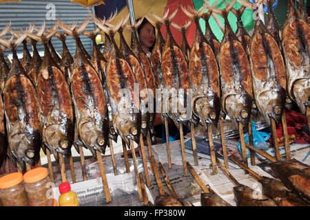 Manila, Filippine - 13 Marzo; 2016: pesci secchi in stick lungo il globo de Oro Street di Quiapo vicino a Manila la moschea dorata; Foto Stock