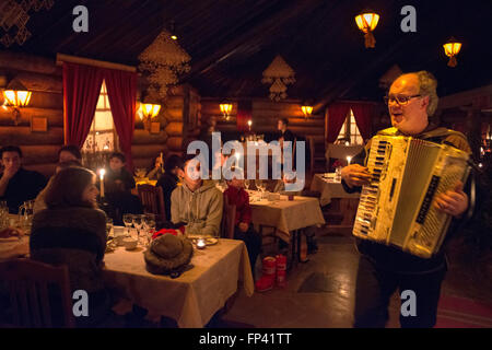 Santamus Ristorante, Rovaniemi, Finlandia. Santa Claus Village. L'atmosfera unica di Santamus presso il Circolo Polare Artico offre ai suoi Foto Stock