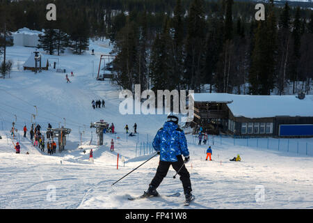 Salla ski resort. In profondità nel deserto di neve pesantemente laden alberi di conifere e il robusto cadde highland, nel mezzo di nowhe Foto Stock