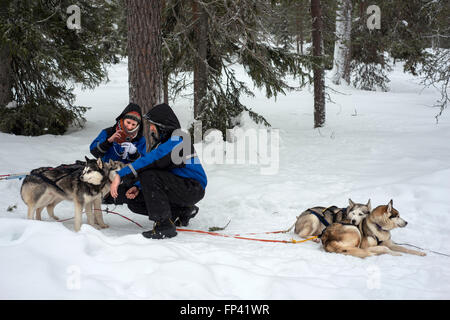 Salla husky safari. La Lapponia, Finlandia. Prima il safari la nostra guida vi darà una lezione di guida e dirvi come gestire il Foto Stock