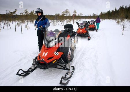 Safari su motoslitte a Salla, Lapponia, Finlandia. Guidato safari in motoslitta sono un modo sicuro per esplorare il deserto vicino e lontano. Foto Stock